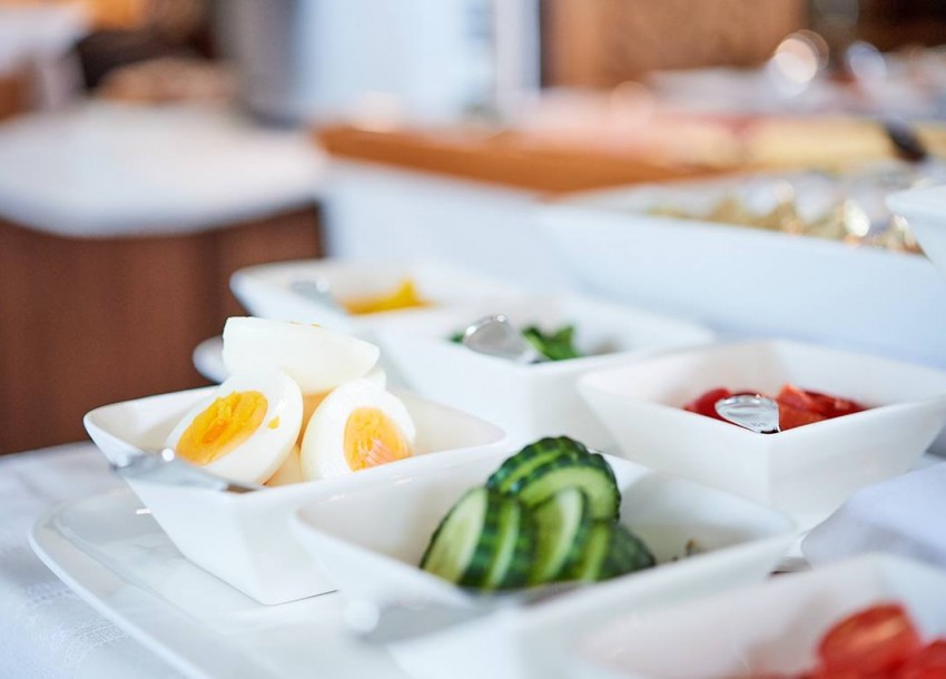 Knackiges Gemüse zum Frühstück und Auswahl an Eiern