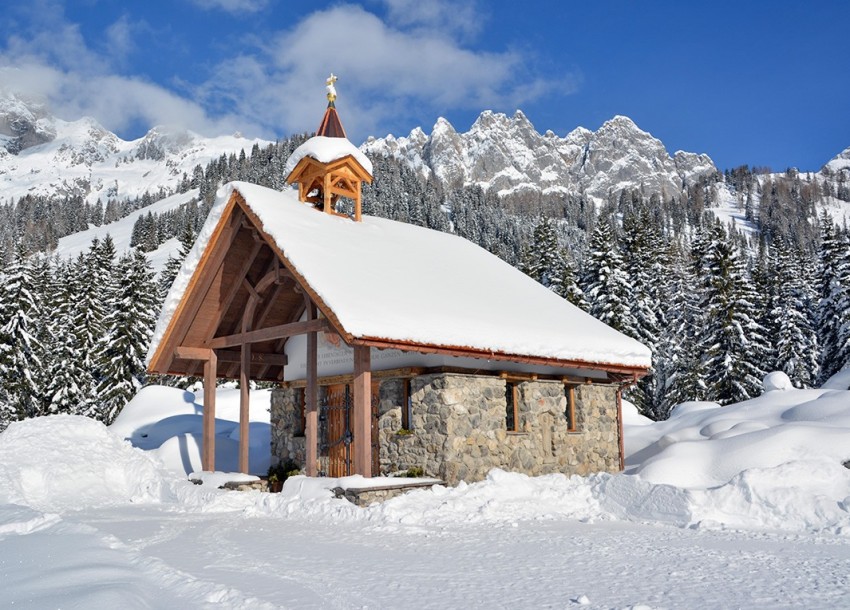 Eingeschneite Kapelle (c) TVB Filzmoos