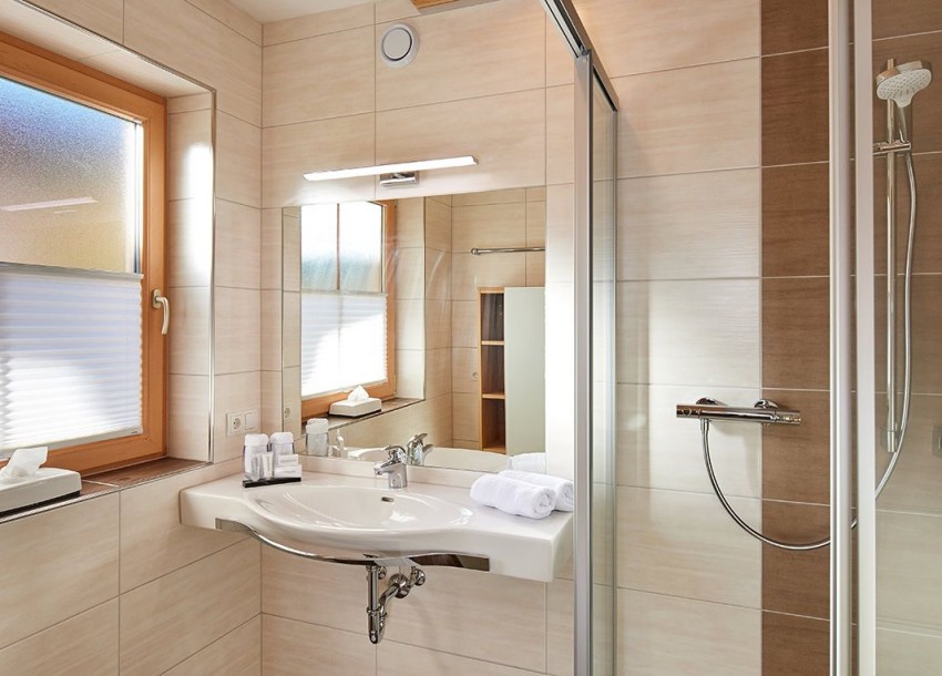 Badezimmer mit Dusche im Das Gertraud