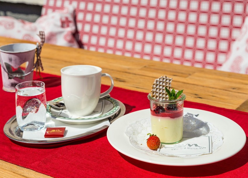 Kaffee und Kuchen auf der Sonnenterrasse