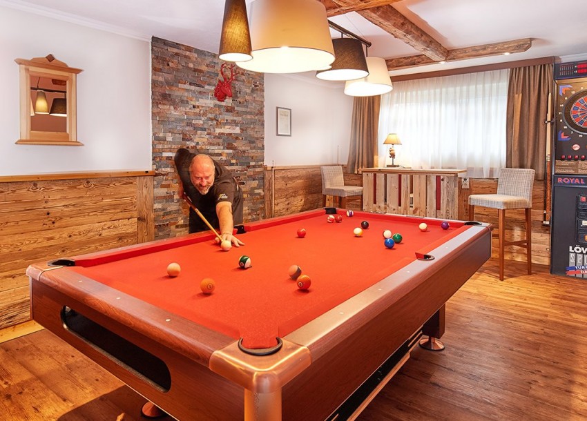 Spielzimmer mit Billardtisch