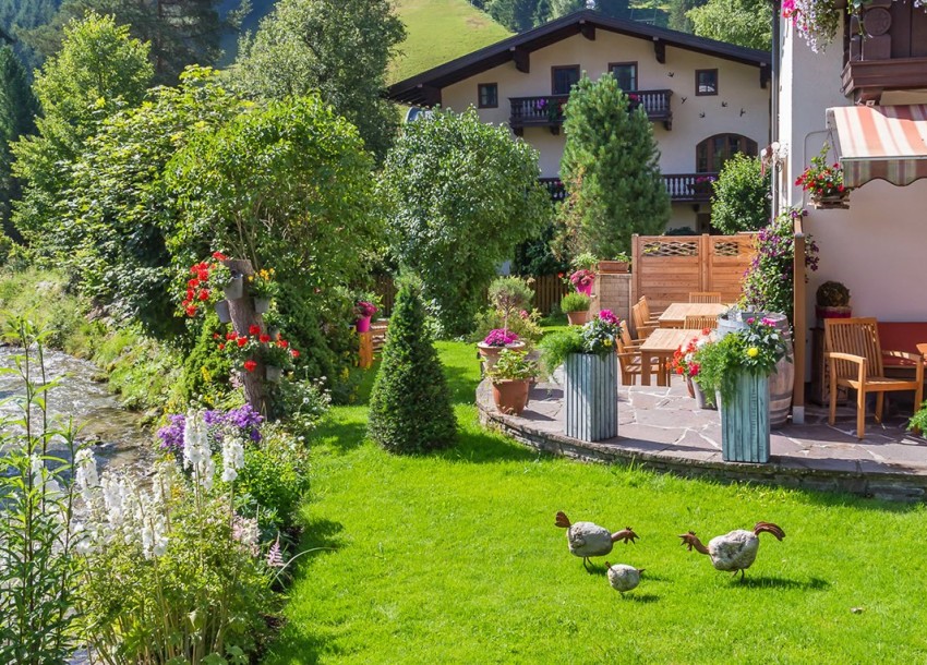 Wiese neben dem Haus